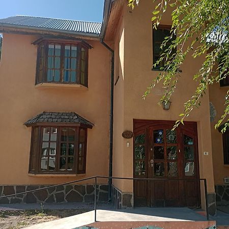 Hostel La Casa De Emma Esquel Exterior foto